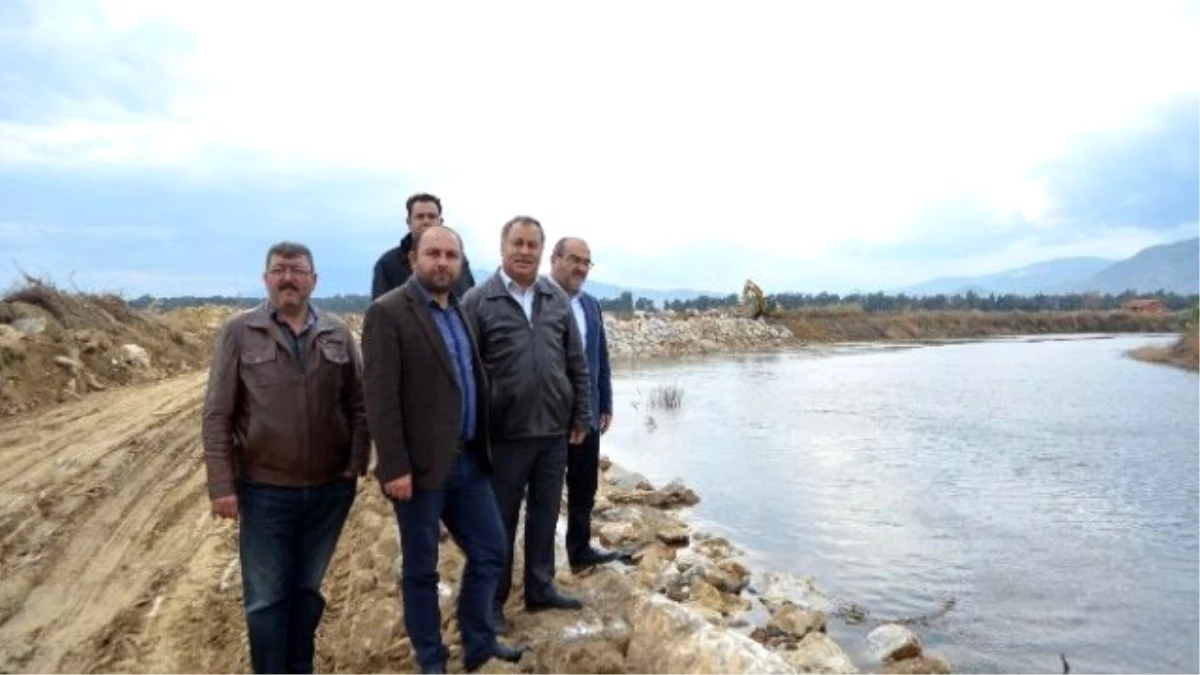 Büyük Menderes Nehri\'nde Islah Çalışmaları Söke Ovası\'nda Devam Ediyor