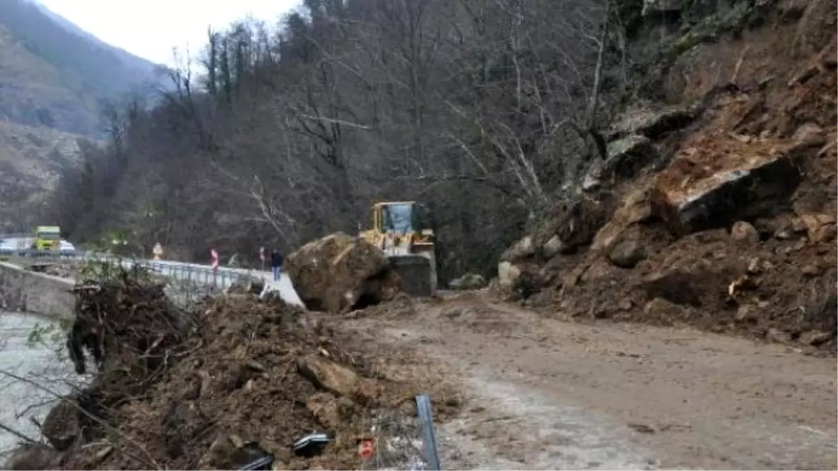 Heyelan Yolu Kapattı