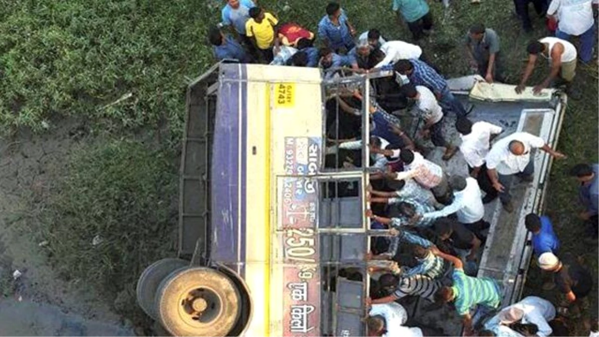 Hindistan\'da Otobüs Nehre Düştü: 37 Ölü