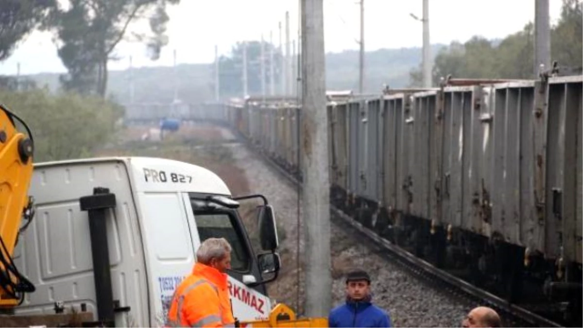 İki Tren Çarpıştı, Makinistler Yaralandı