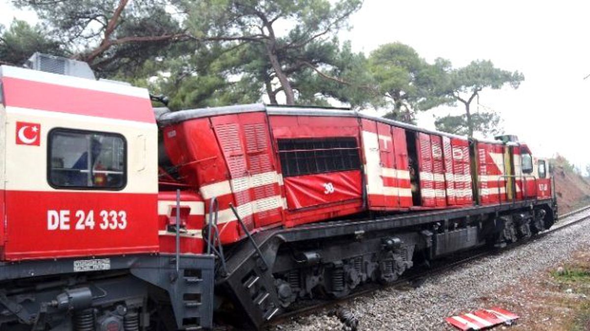 İki Tren Kafa Kafaya Çarpıştı