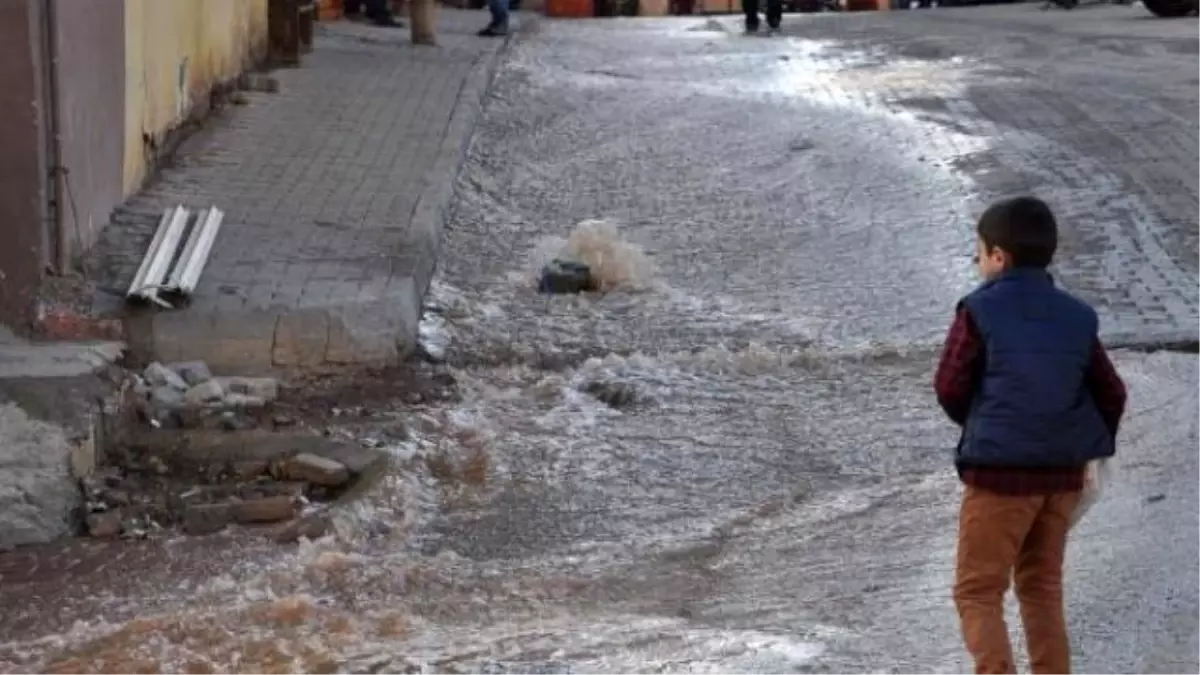 İslahiye\'de Boru Patladı, Tonlarca Su Yola Aktı