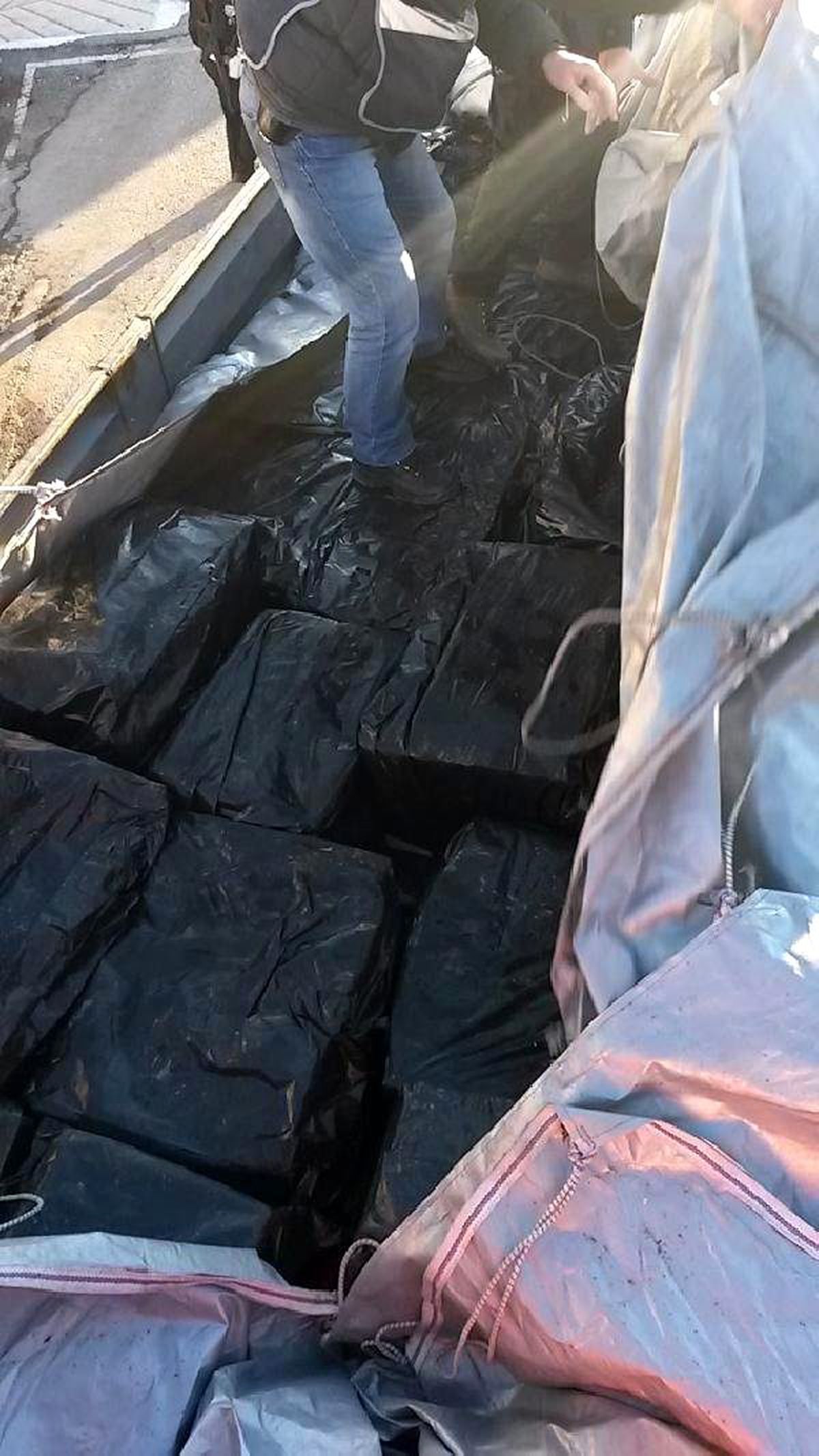 Kamyondan 101 Bin Paket Kaçak Sigara Çıktı