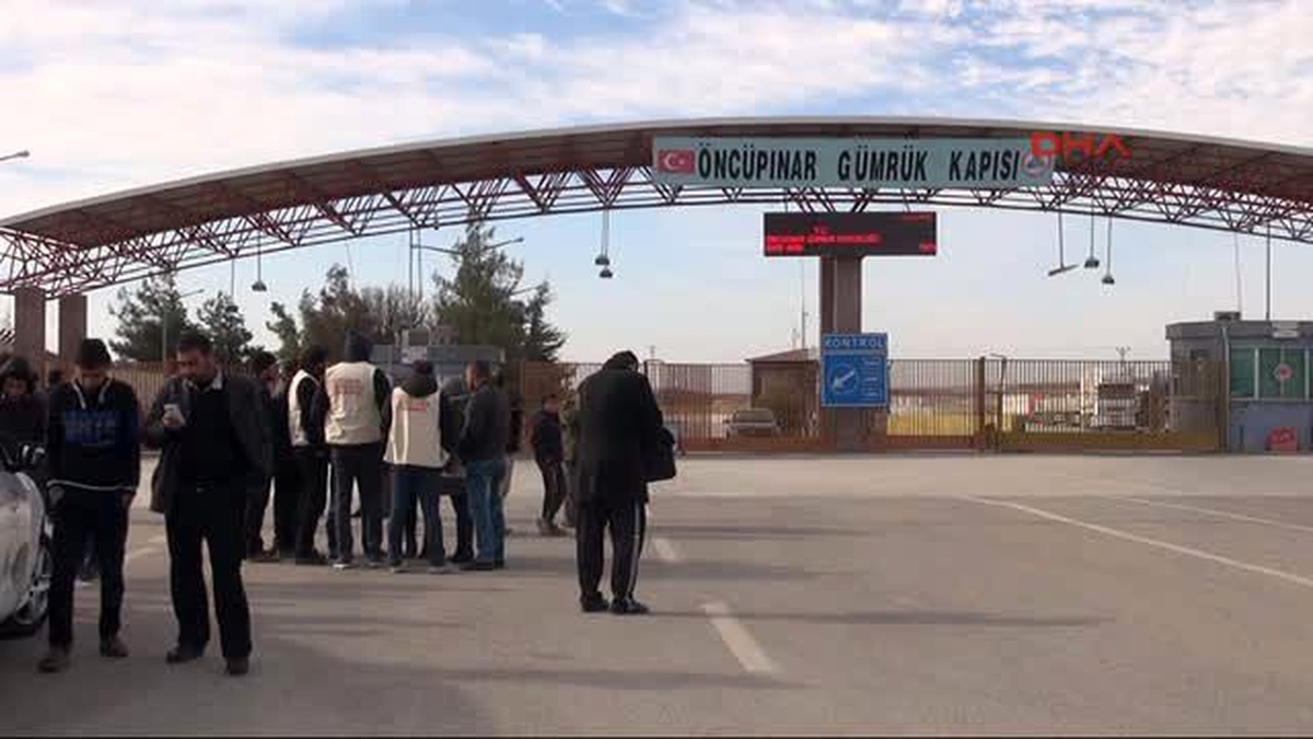 Kilis - Halep ve Azez\'den Kaçan Binlerce Suriyeli, Sınırda Bekletiliyor