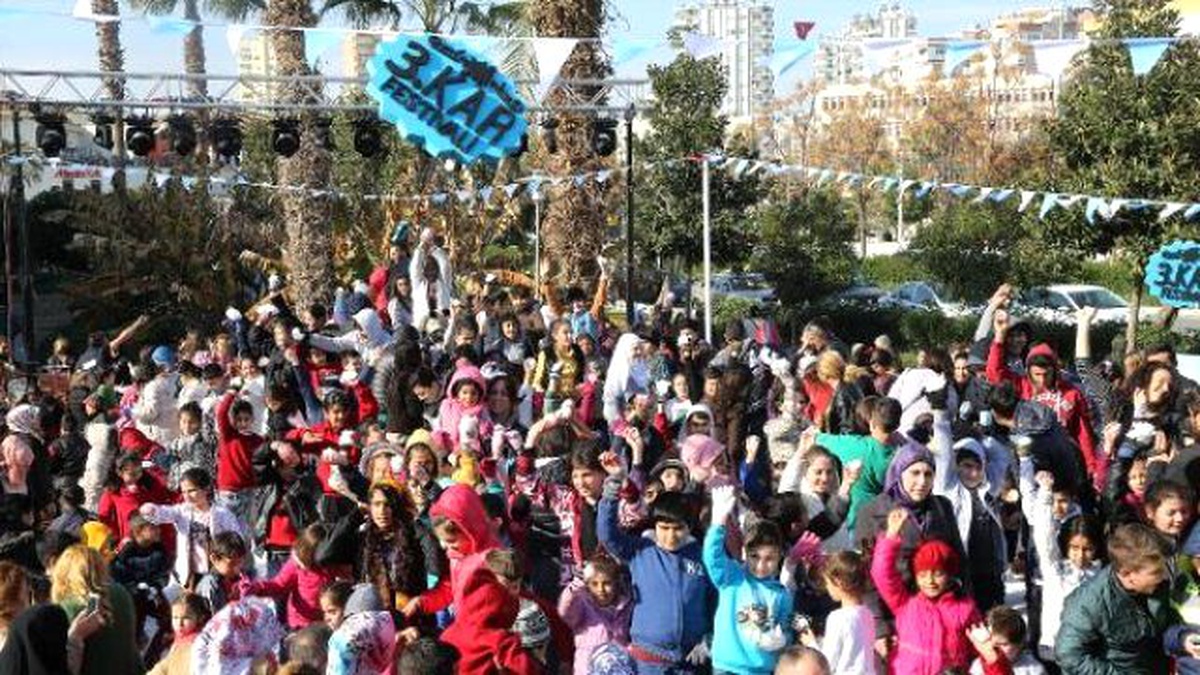Mersin\'de Kamyonlarla Kar Taşıyıp Festival Düzenlediler