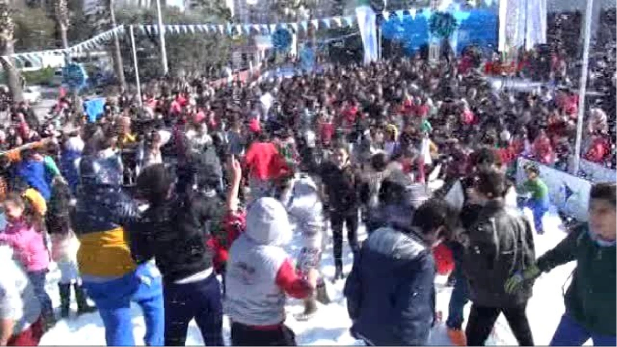 Mersin\'de Kamyonlarla Kar Taşıyıp Festival Düzenlediler