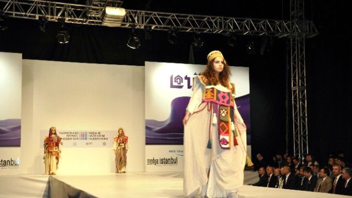 Moda Tasarım Öğrencilerinden Tüyap\'ta Defile