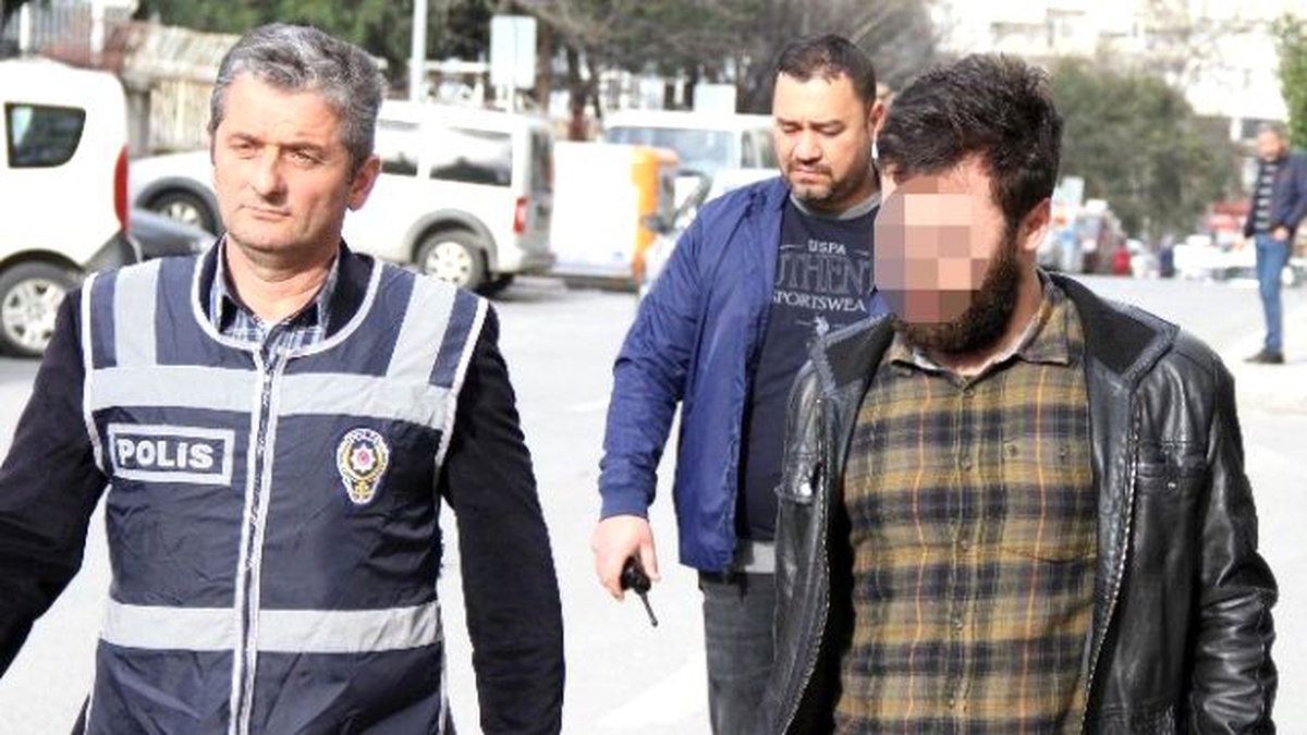 Müzik Çalar Çalınca Gözaltına Alındı