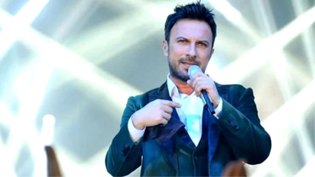 Tarkan\'dan Muhabirlere Gece Yarısı Öpücüğü