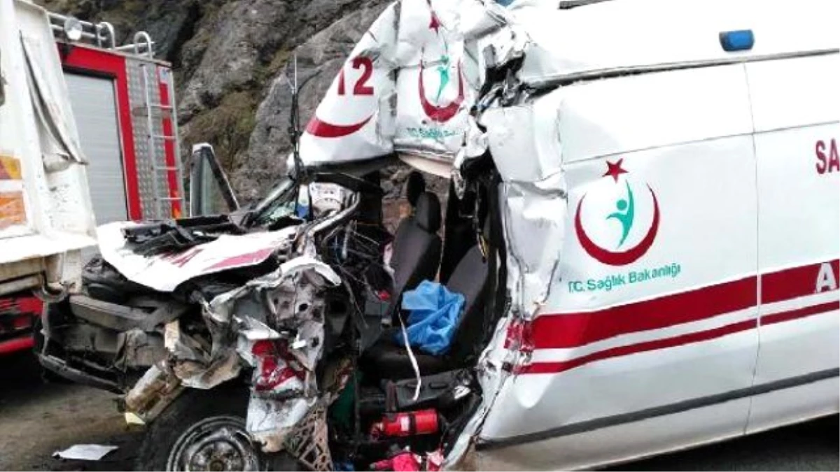 Temizlik Aracına Çarpan Ambulans Sürücüsü Öldü