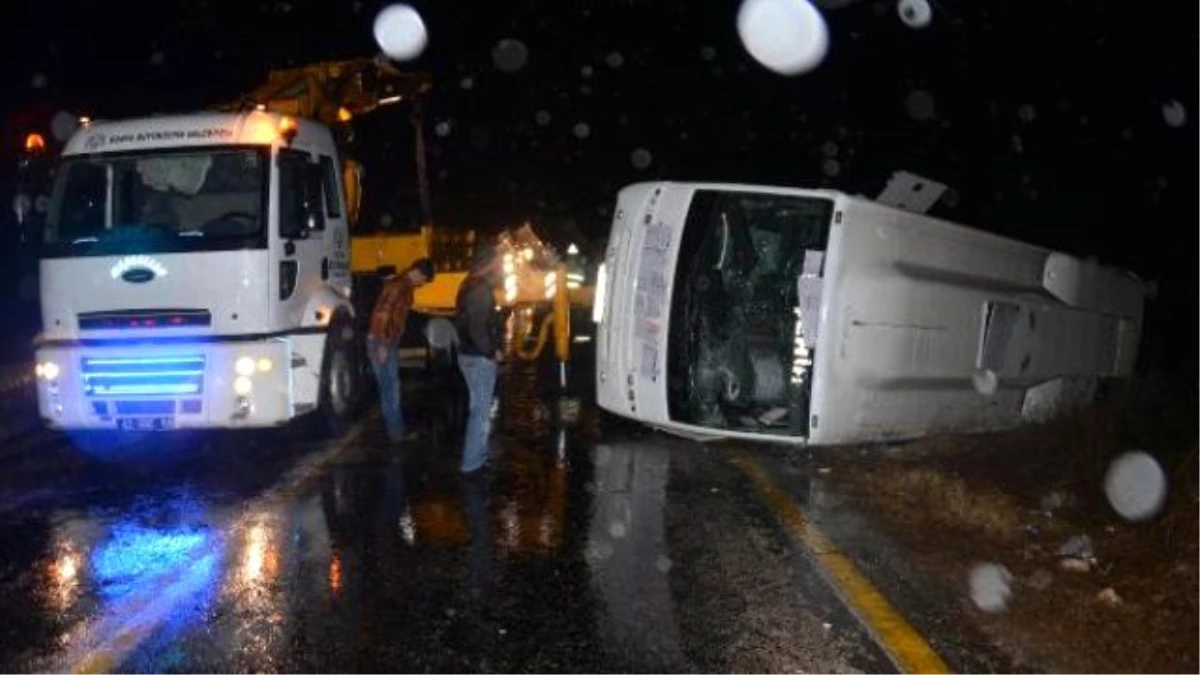 Yolcu Midibüsü ile Hafif Ticari Araç Kaza Yaptı: 26 Yaralı