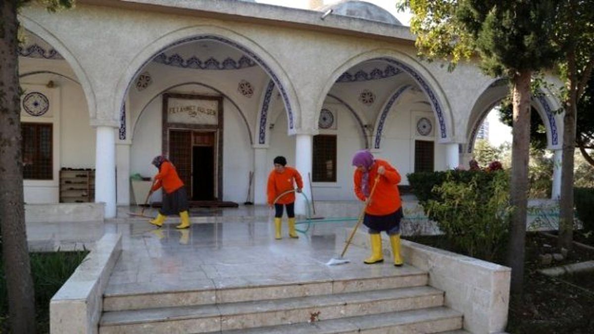Yüreğir Belediyesi İbadethaneleri Temizliyor