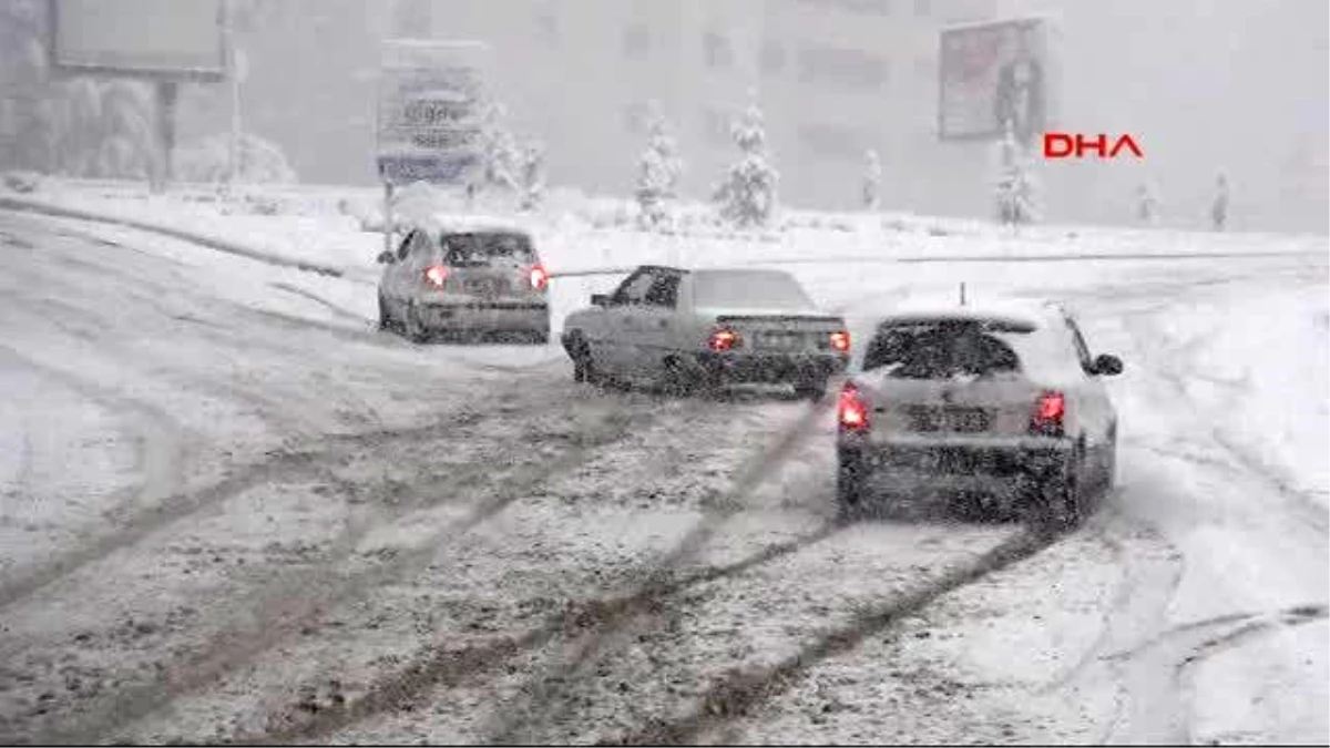 Ankara\'da Kar Yağışı Etkili Oluyor