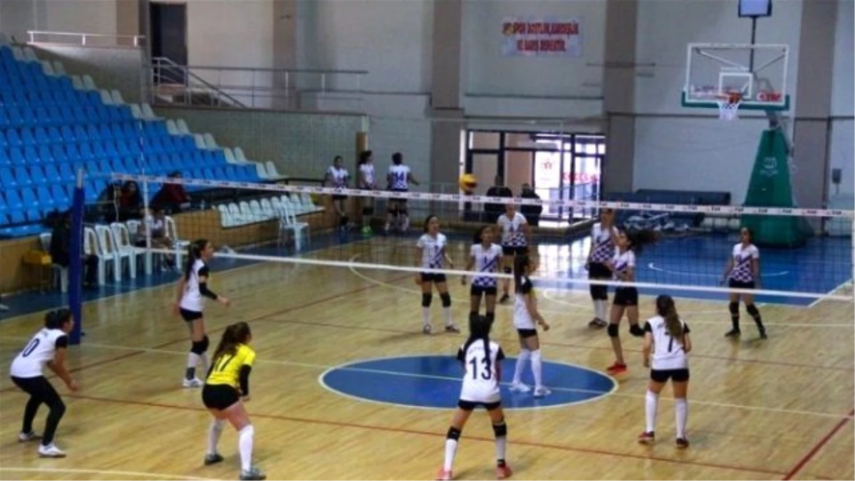 Bayanlar Voleybol Grup Müsabakaları Başladı