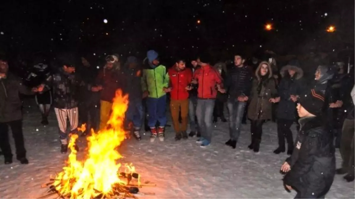 Bitlis\'te Meşaleli Kayak Gösterisi