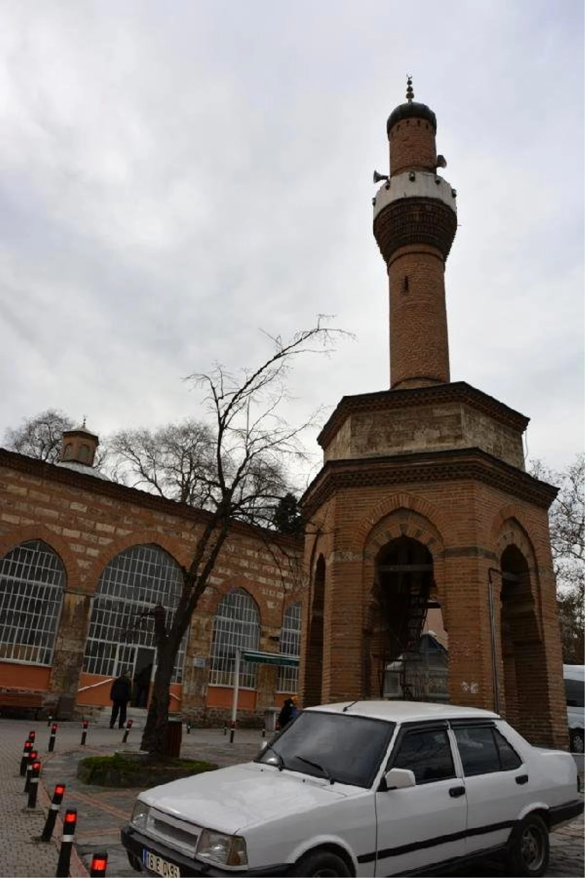 Cami ile Minare Arasından Yol Geçiyor