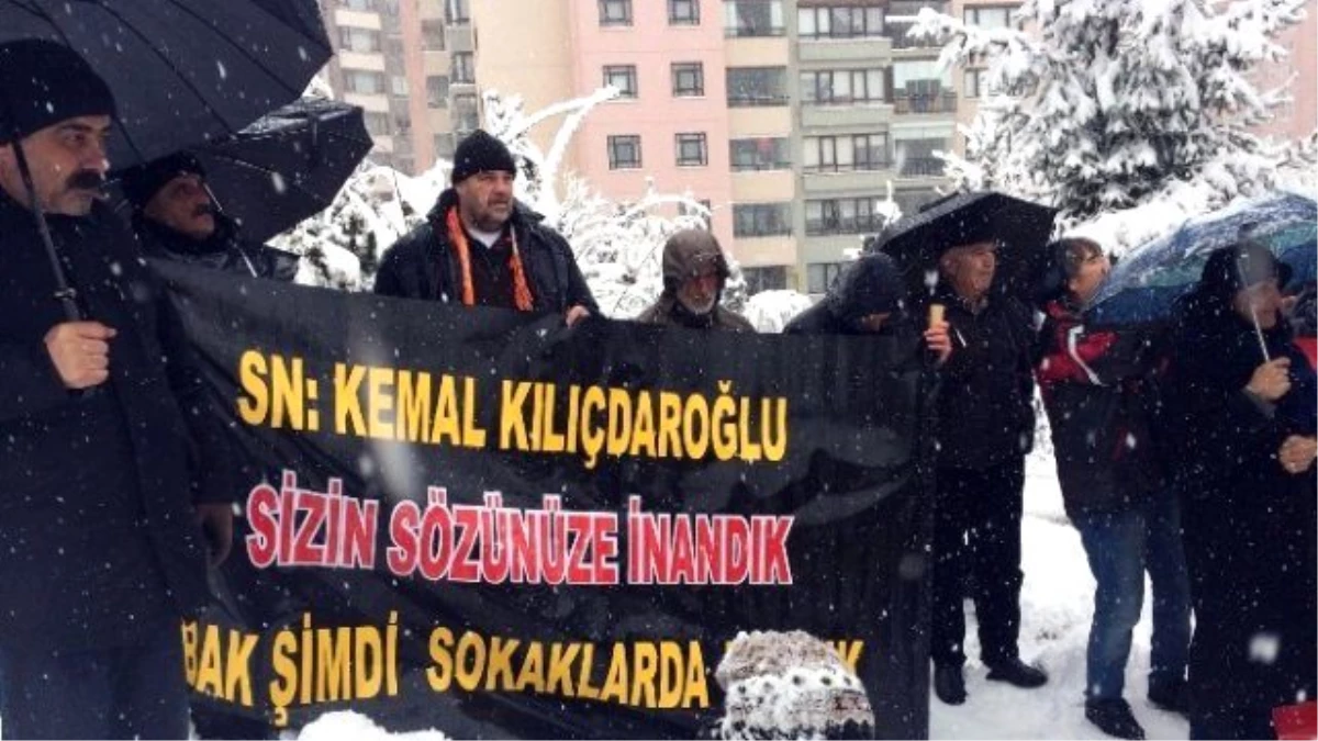 CHP\'li Urla Belediyesi\'nin Evini Yıktığı Aileler Soluğu Kılıçdaroğlu\'nun Evinin Önünde Aldı