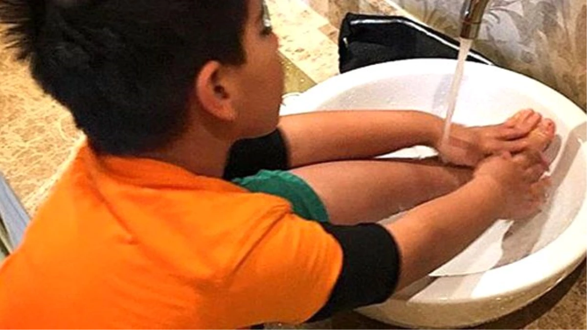 Demet\'ten Sonra Erhan Çelik de 6 Yaşındaki Oğlunun Namaz Fotoğrafını Paylaştı!