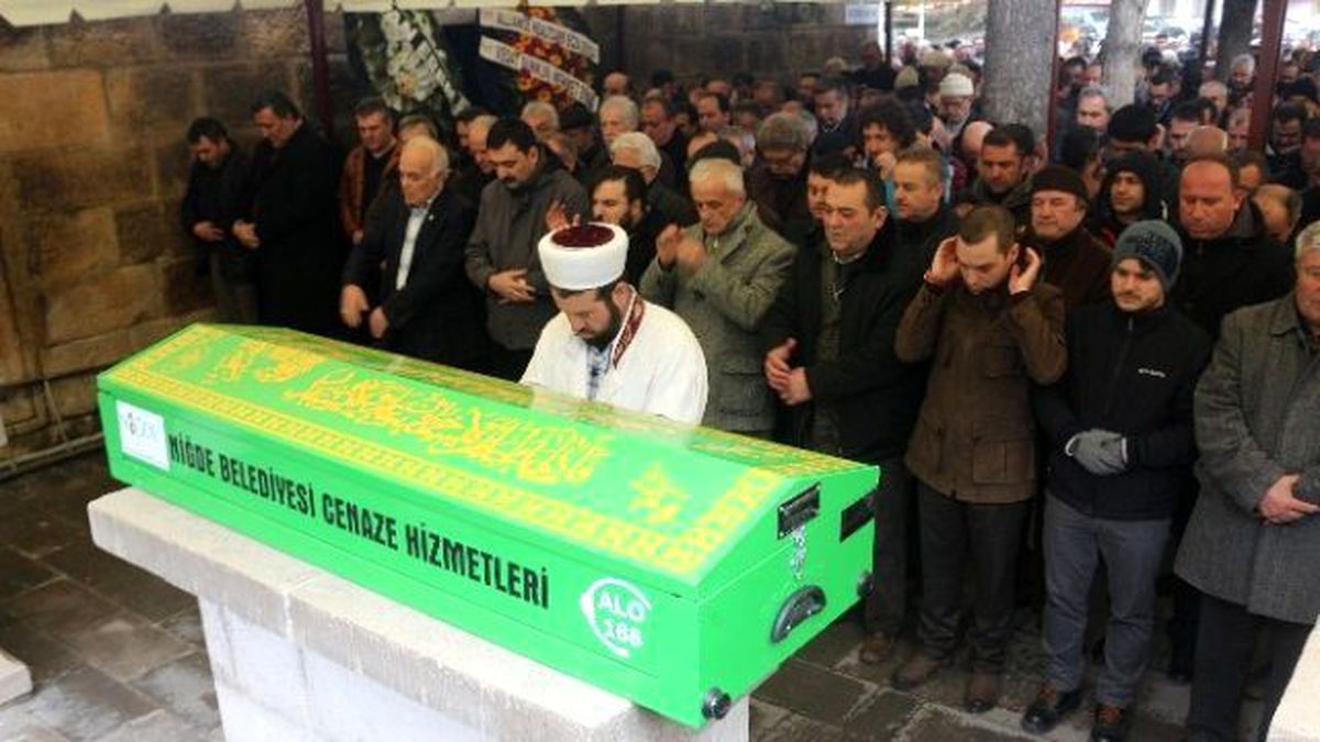 Eczacı Naim Erem\'in Babası Ayhan Erem Toprağa Verildi