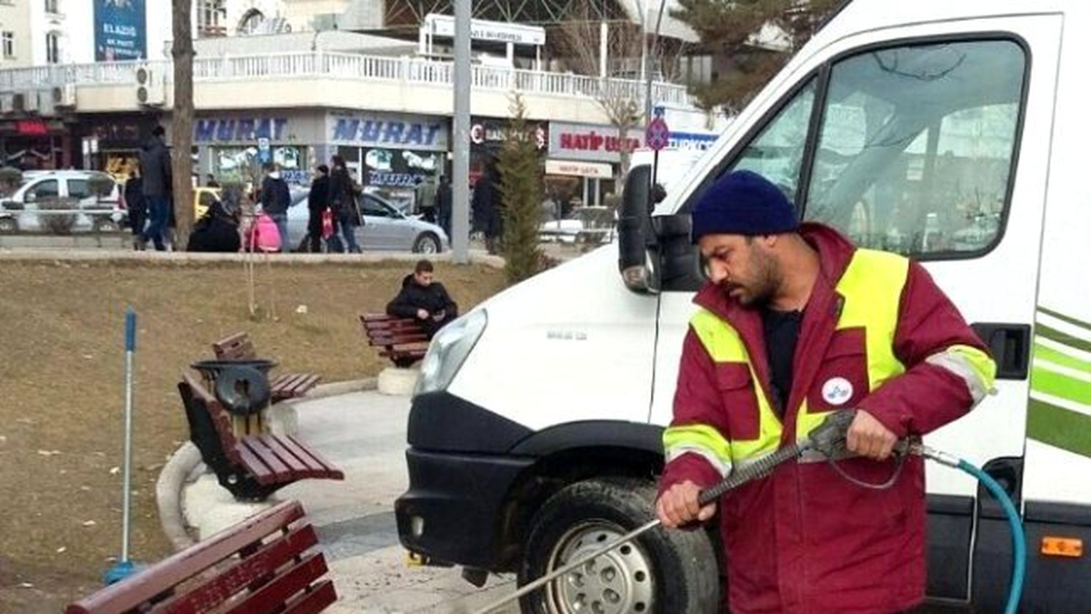 Elazığ\'da Meydan ve Parklarda Kış Temizliği Yapıldı