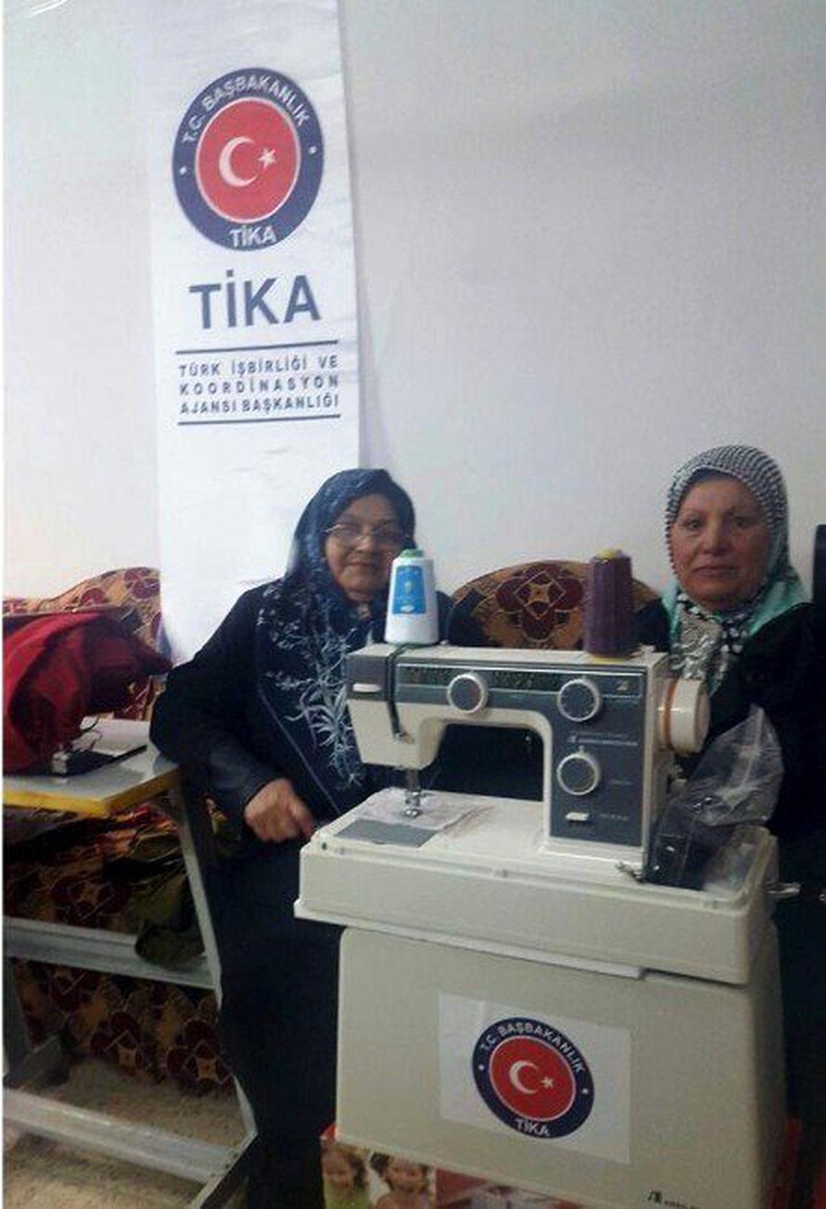 Kerkük\'te Altınköprü Türkmen Kadınlar Birliği Atölyesine Dikiş Makinası ve Dikiş Malzemesi Desteği