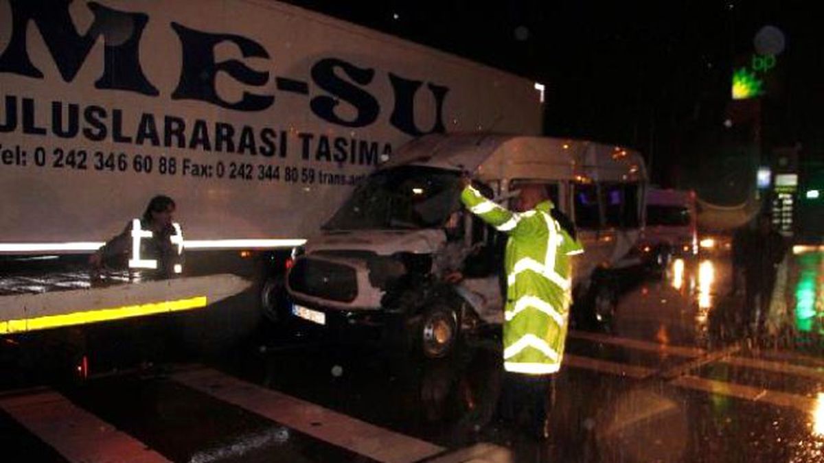 Kocaeli\'de 3 Araç Birbirine Girdi: 8 Yaralı