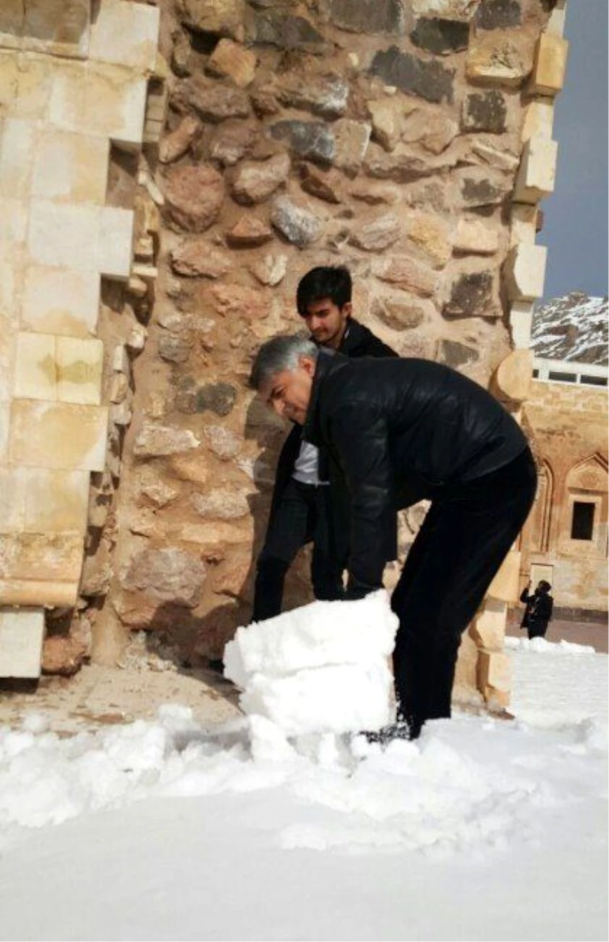Müdür Bulut İshak Paşa Sarayı\'nda Kar Temizledi
