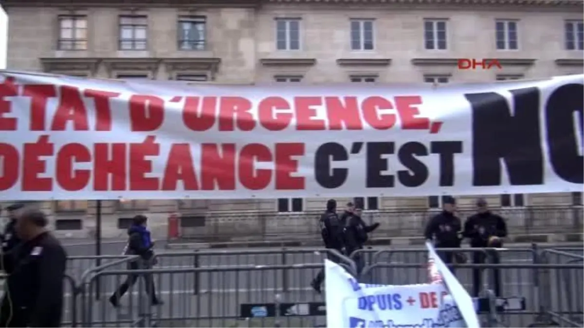 Paris?te Olağanüstü Hal Uygulamasına ve Vatandaşlıktan Çıkarılmaya Karşı Eylem