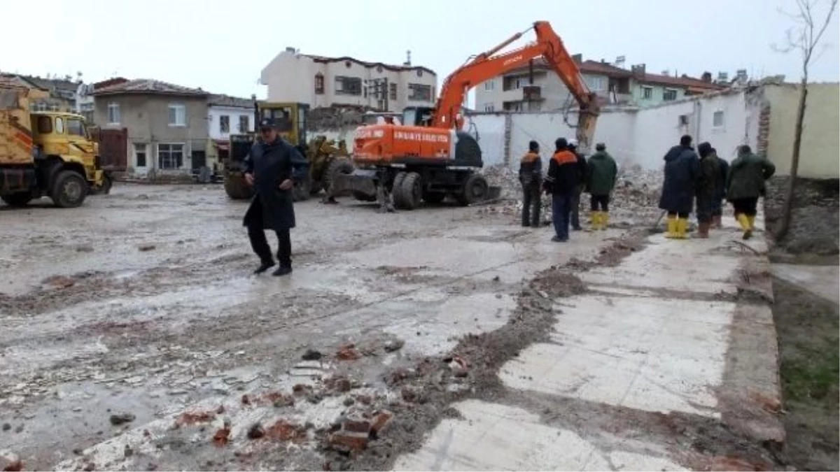 Burhaniye\'de Eski Belediye Binası Yıkıldı