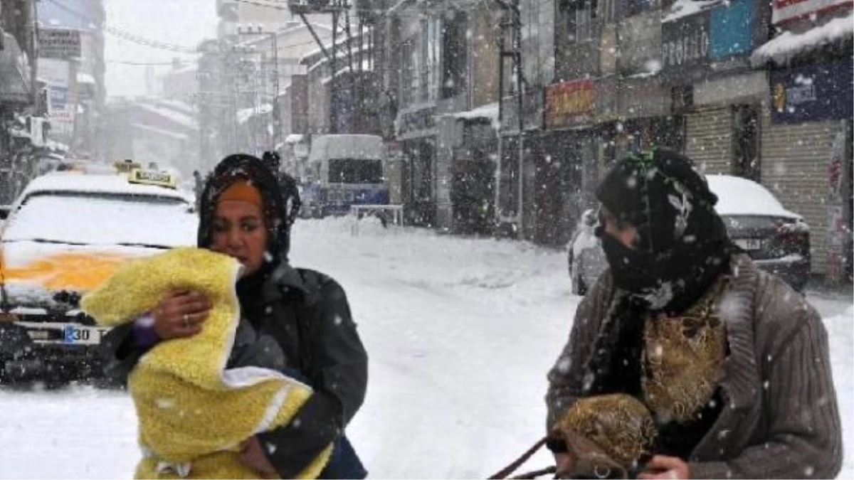 Hakkari\'de Kar Yağışı Etkili Oluyor (2)