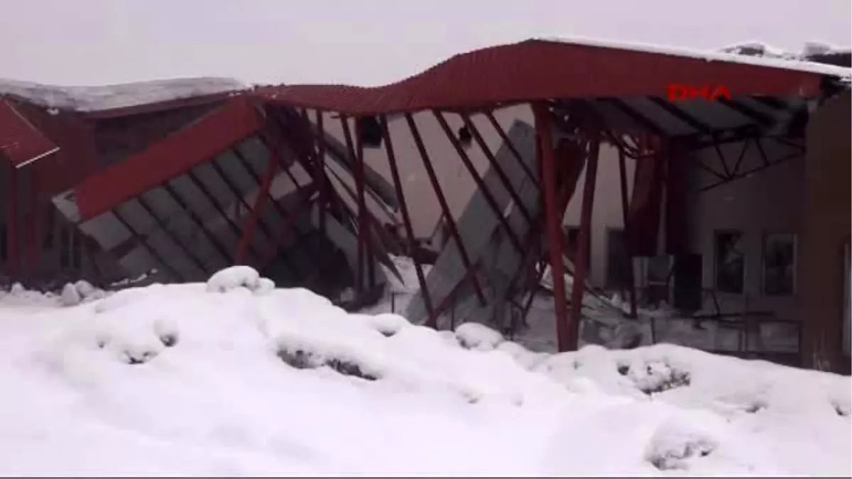 Hakkari Karın Ağırlığına Dayanamayan Sebze Halinin Bir Kısmı Çöktü