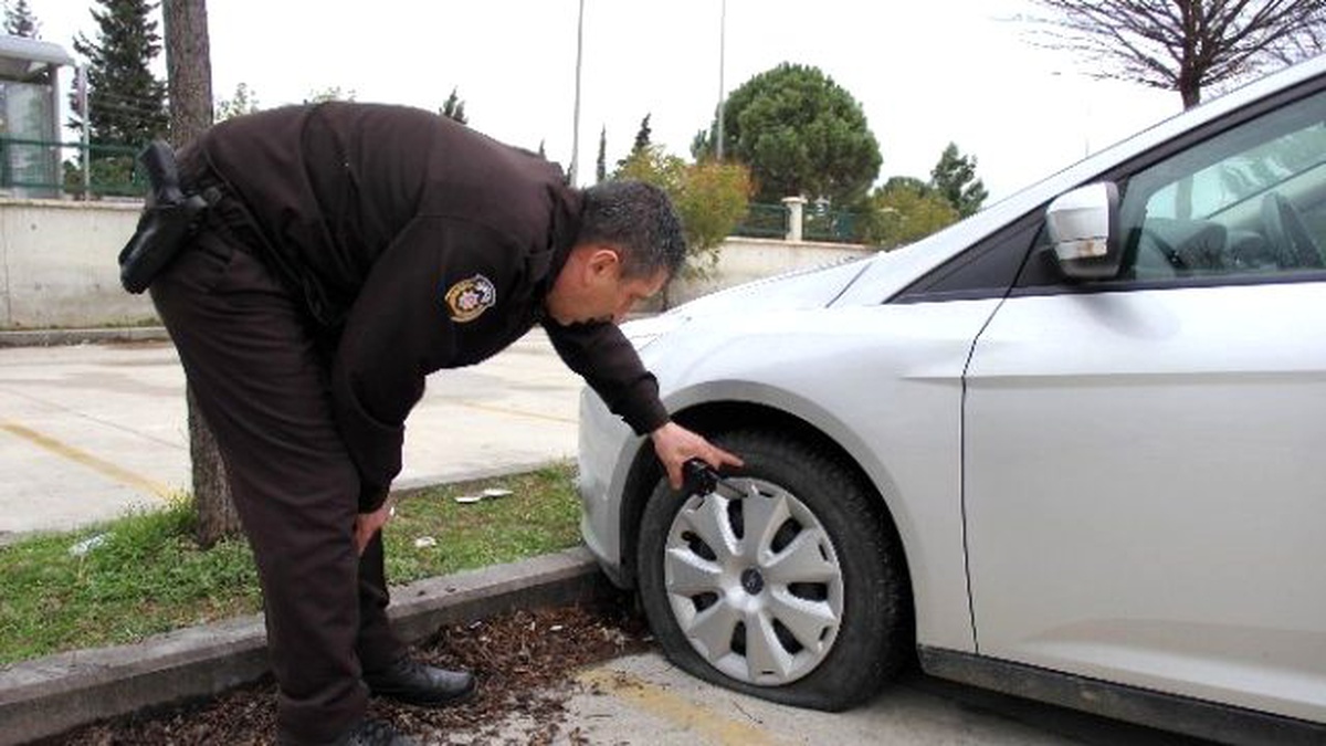 Lastik Magandaları Hastane Otoparkında Yine Lastikleri Kestiler