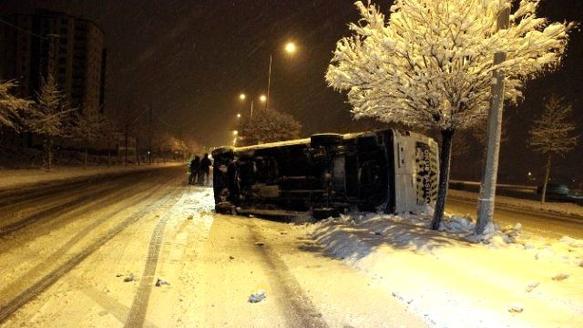 Servis Minibüsü Devrildi
