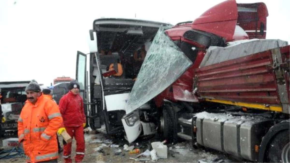 Sivas\'ta Yolcu Otobüsü TIR\'la Çarpıştı: 1 Ölü, 15 Yaralı