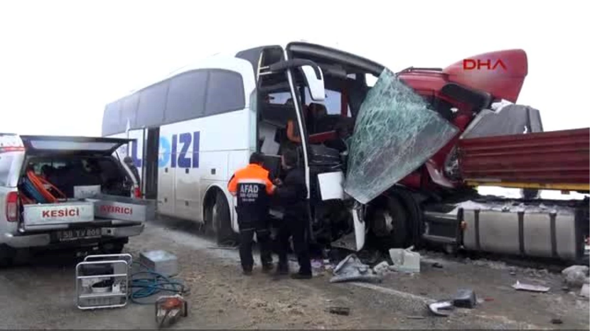 Sivas\'ta Yolcu Otobüsü Tır\'la Çarpıştı: 1 Ölü, 15 Yaralı