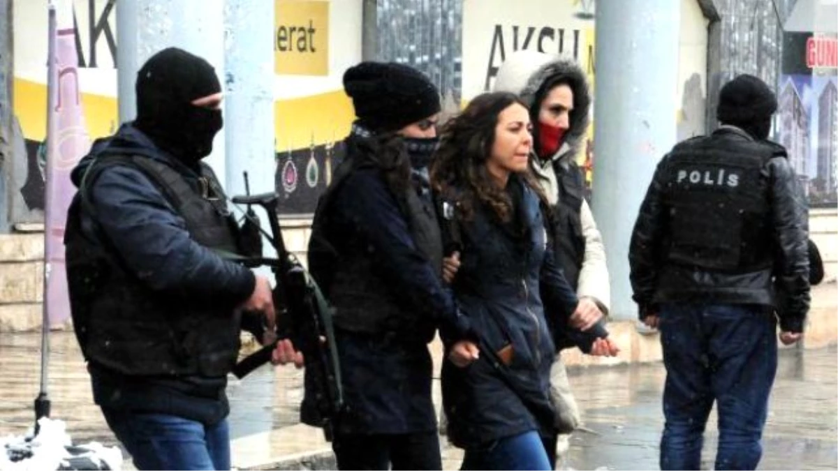Sur\'da 4 Polisin Yaralandığı Yürüyüşle İlgili 24 Kişiye Dava