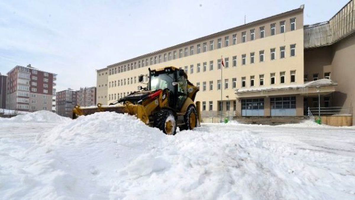 Yakutiye, Okul Bahçelerini Temizledi