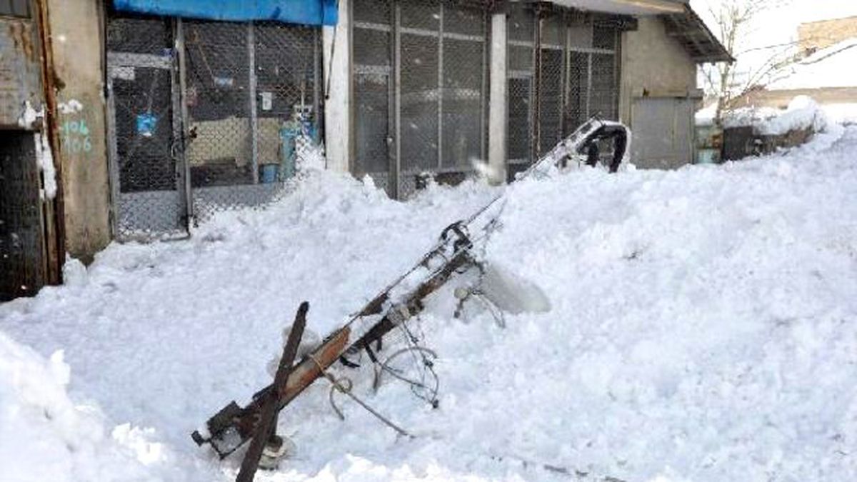 Yüksekova\'da Kar Elektrik Direğini Yıktı, Mahalle Elektriksiz Kaldı