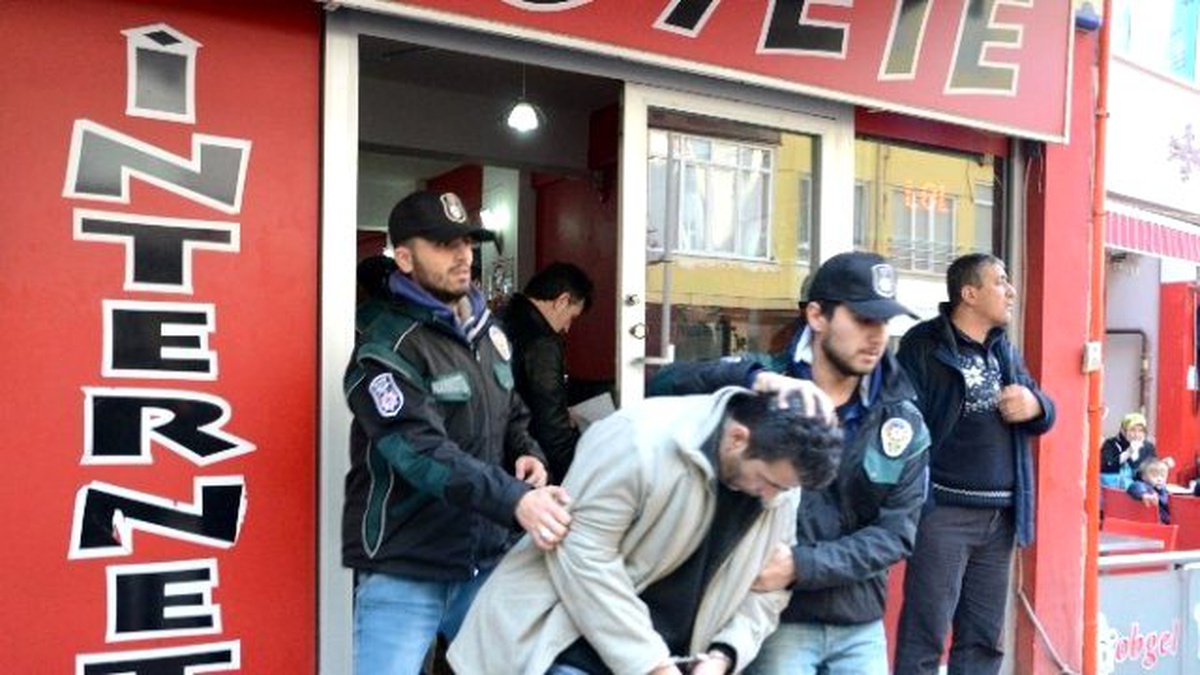 43 Yaşındaki Şahıs Öğrencilerin Arasında Uyuşturucuyla Böyle Yakalandı