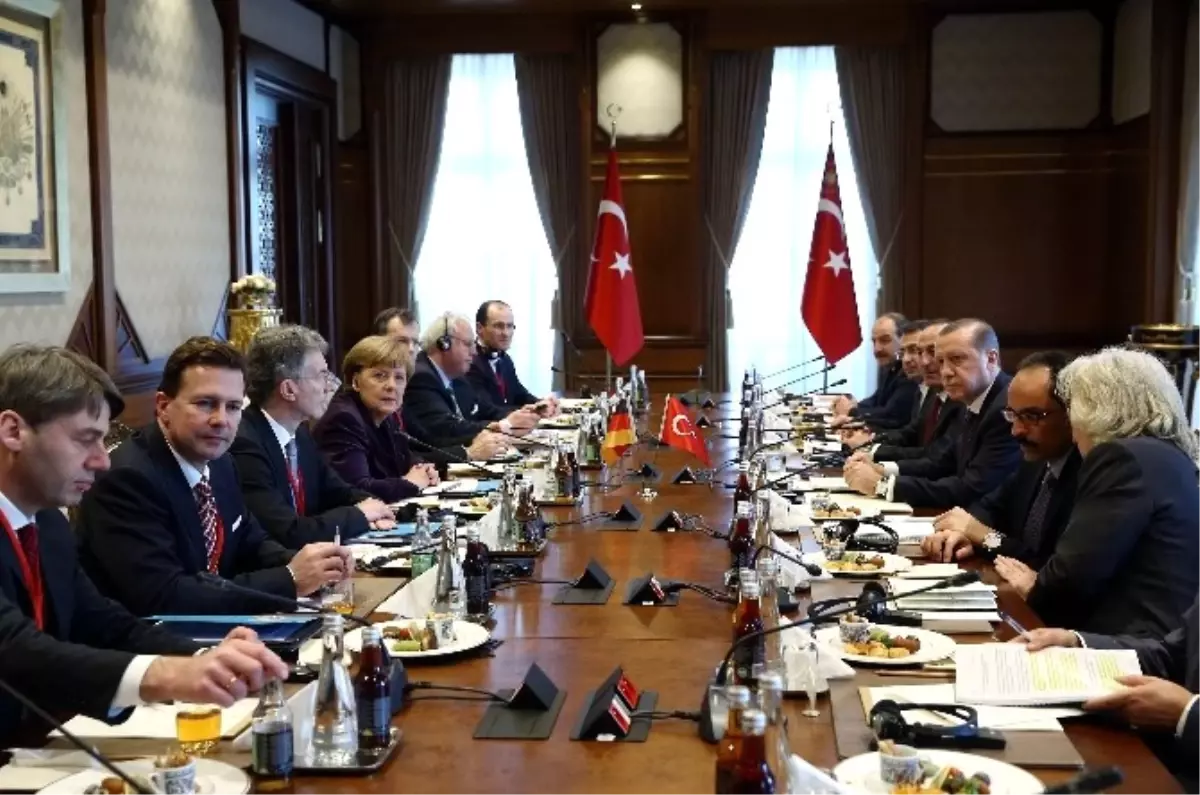 Almanya Başbakanı Merkel\'e Külliye\'de Sıcak Karşılama