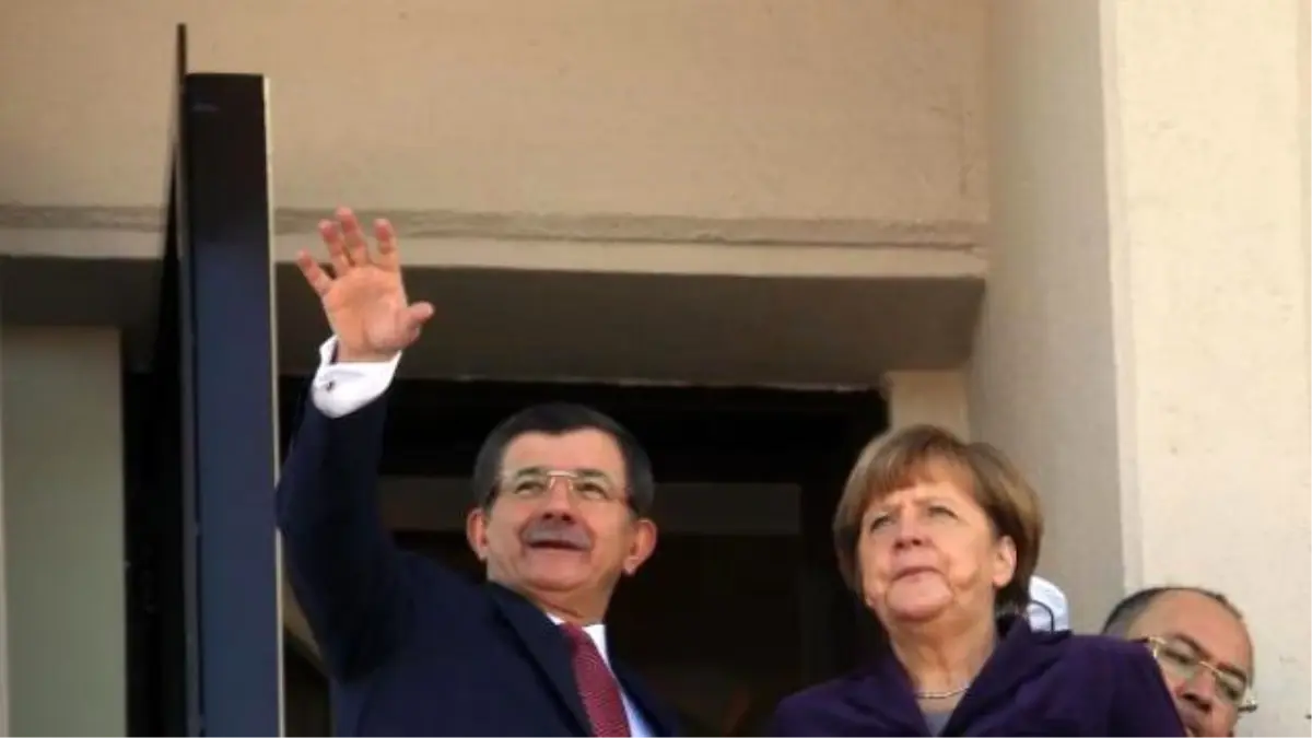 Başbakan Davutoğlu, Merkel\'i Çankaya Köşkü\'nde Resmi Törenle Karşıladı