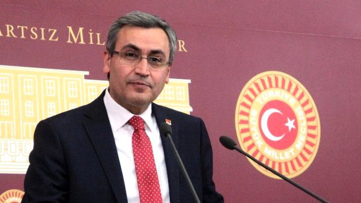 CHP'li Necati Yılmaz, Atatürk Resmini İndirdiği İddiasını Yalanladı
