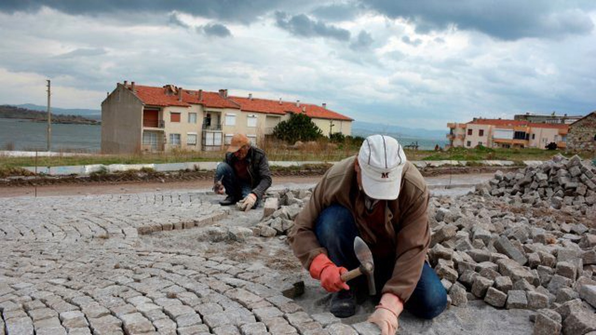 Dikili\'de cadde ve sokaklara altın dokunuşlar