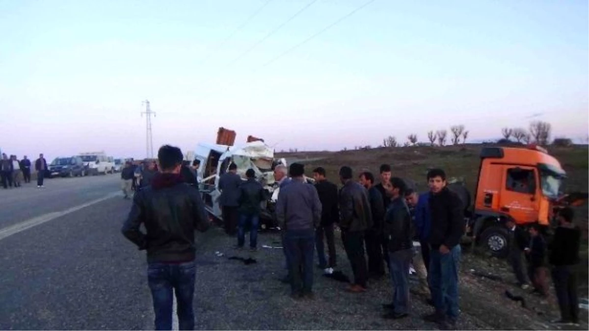 Diyarbakır\'da Feci Kaza: 7 Ölü, 16 Yaralı