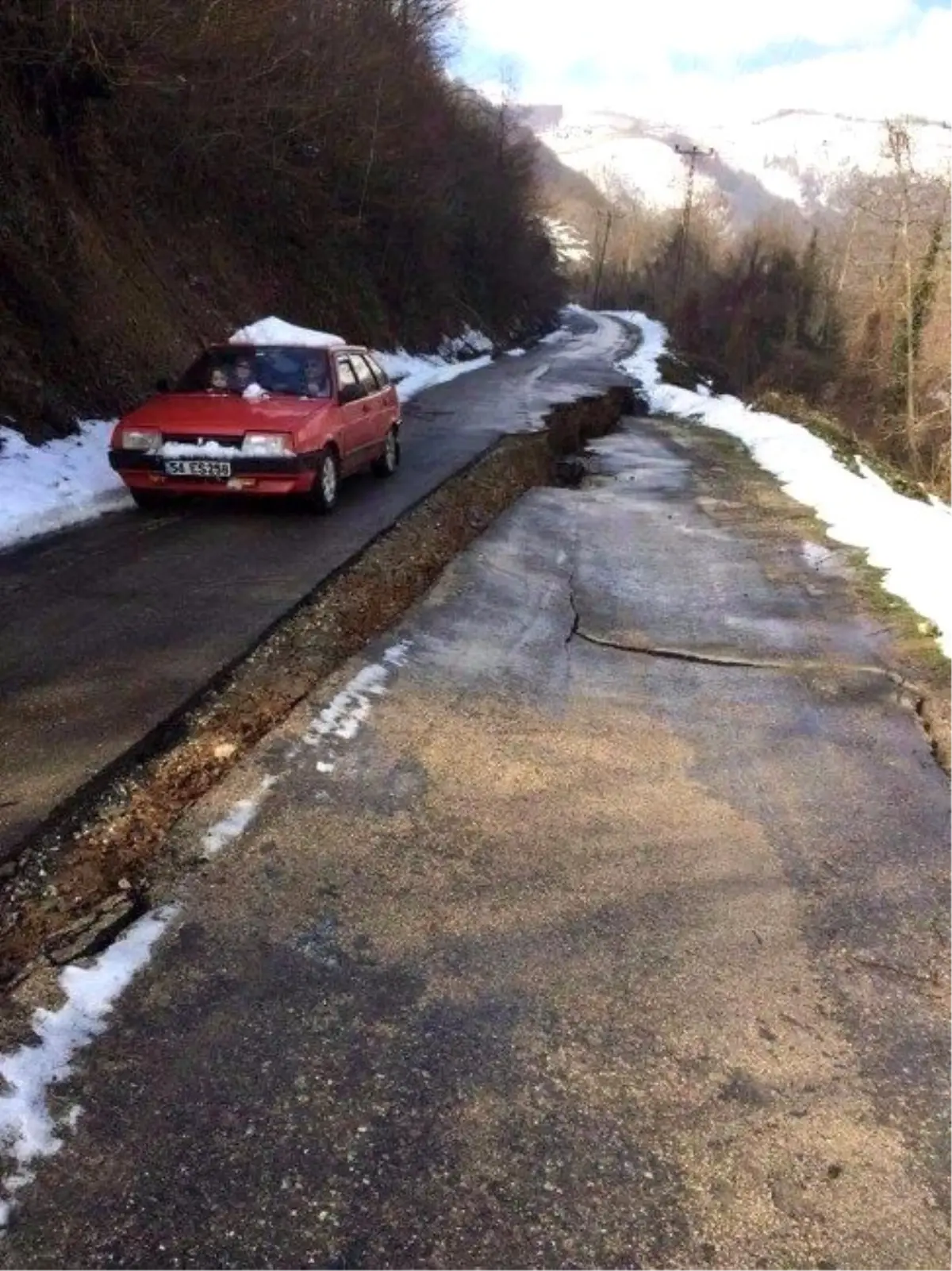 Düzce\'de Yağmur ve Kar Yağışı Yolu Çökertti