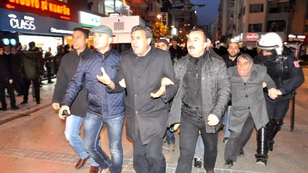 İzmir\'de Düzenlenen Eyleme Polisten Müdahale