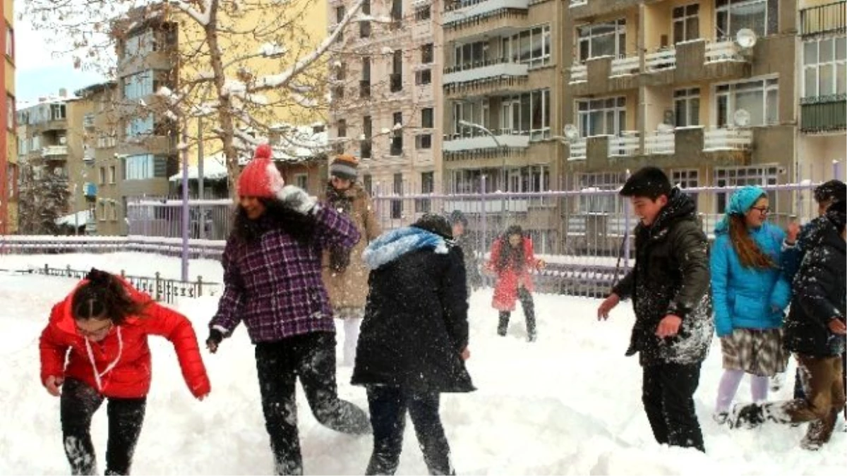 Kar Altında Kalan Doğu\'da Çocuklar Kartopu Keyfi Yaşadı