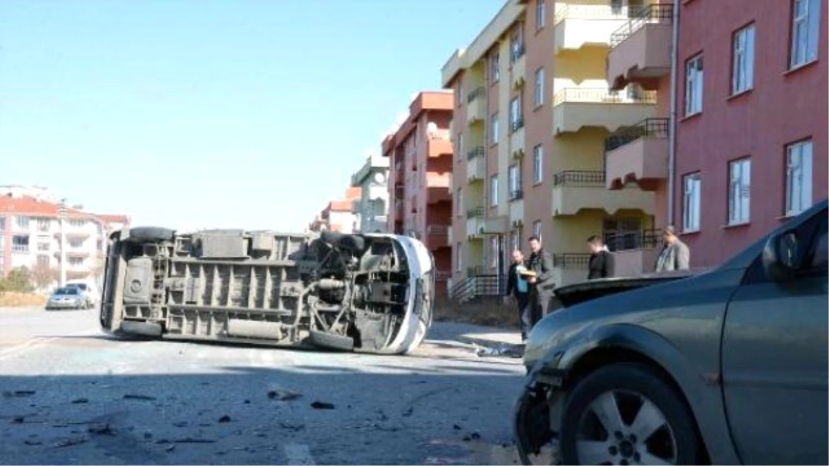 Konya\'da Otomobilin Çarptığı Minibüs Devrildi: 3 Yaralı