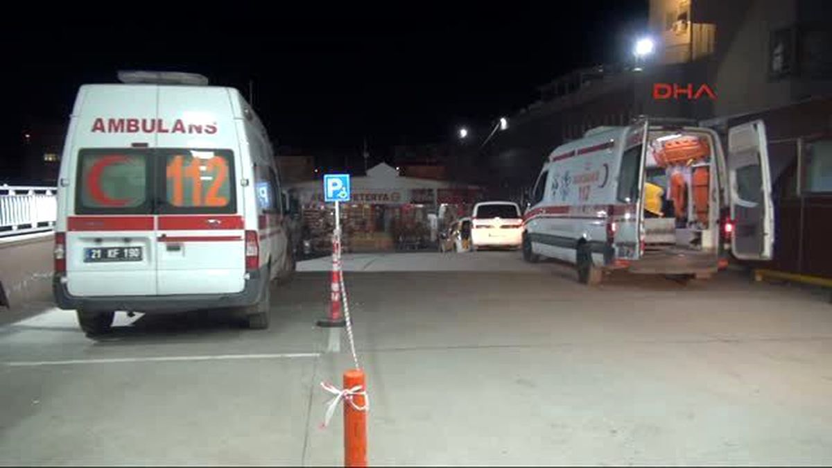 Lice\'de Öğrenci Servisi Tır\'la Çarpıştı: 2\'si Öğrenci 5 Ölü