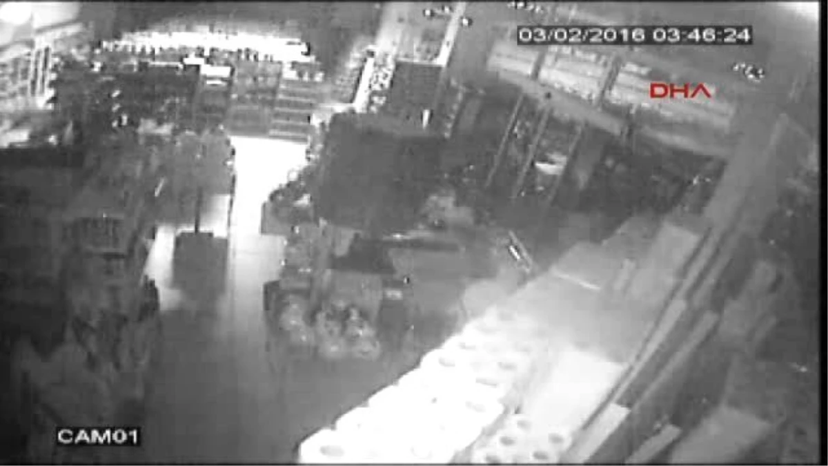 Mersin\'de Market Hırsızları Güvenlik Kamerasına Yakalandı